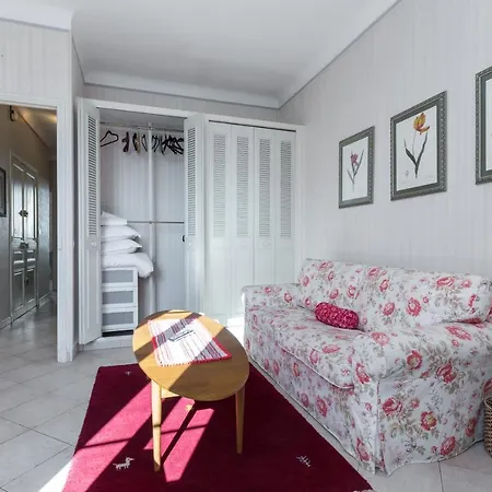 Central: Quiet Three-bedroom Near Palais Apartment