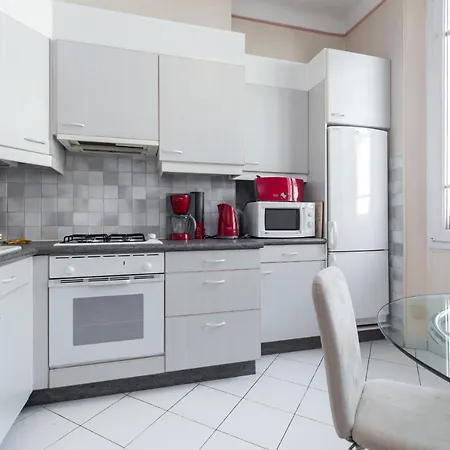 Central: Quiet Three-bedroom Near Palais