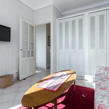Central: Quiet Three-bedroom Near Palais Cannes