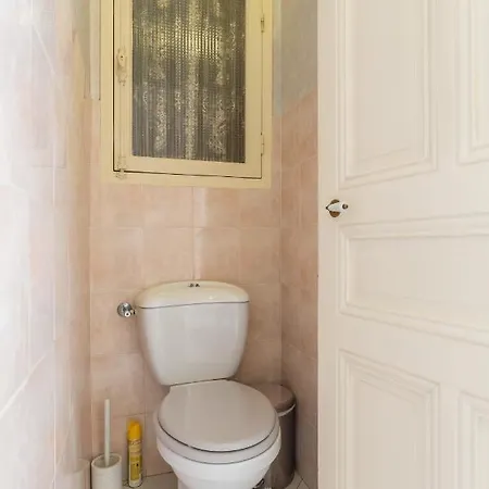 Central: Quiet Three-bedroom Near Palais *