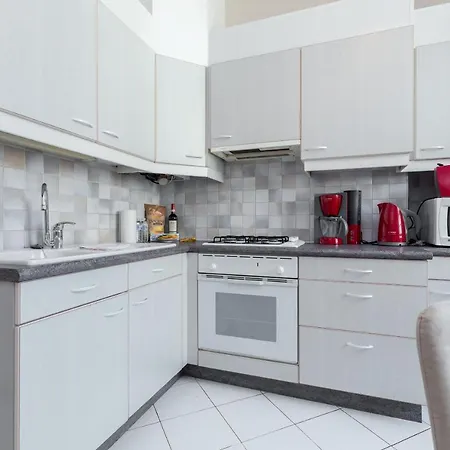 Central: Quiet Three-bedroom Near Palais *