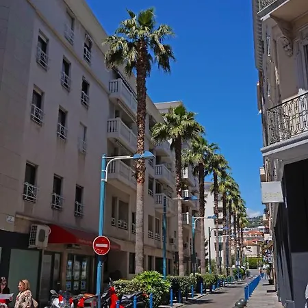 Central: Quiet Three-bedroom Near Palais Apartment
